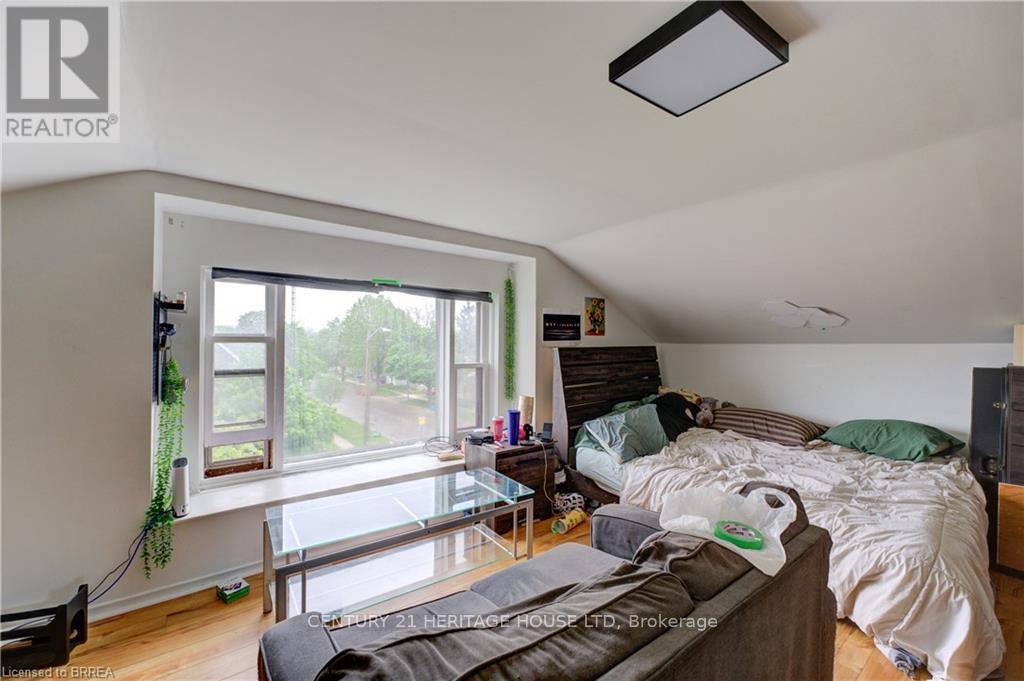 Photo 19 of 220 Nelson Street, Brantford ON