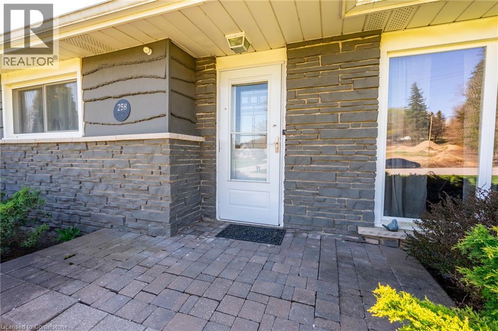 Photo 5 of 258 Oakhill Drive, Brantford ON