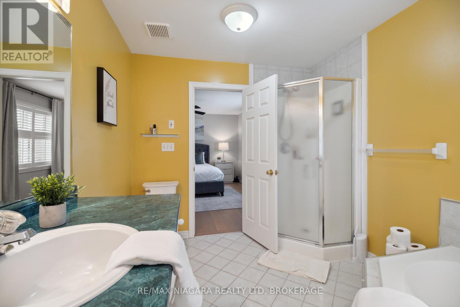 Photo 4 of 7955 Harvest Crescent, Niagara Falls ON