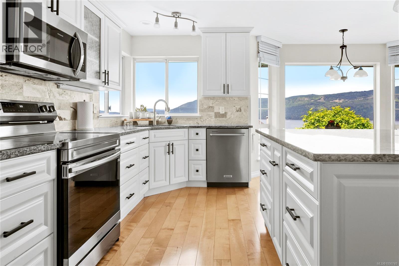 552 Marine View, Cobble Hill