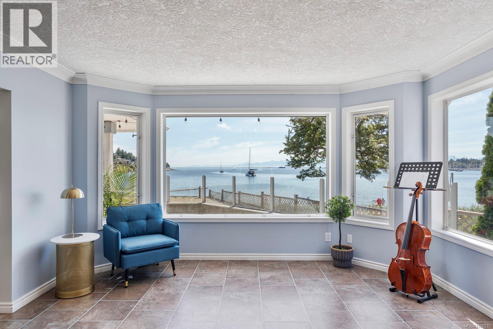 Photo 35 of 3905 B Cadboro Bay Rd, Saanich BC