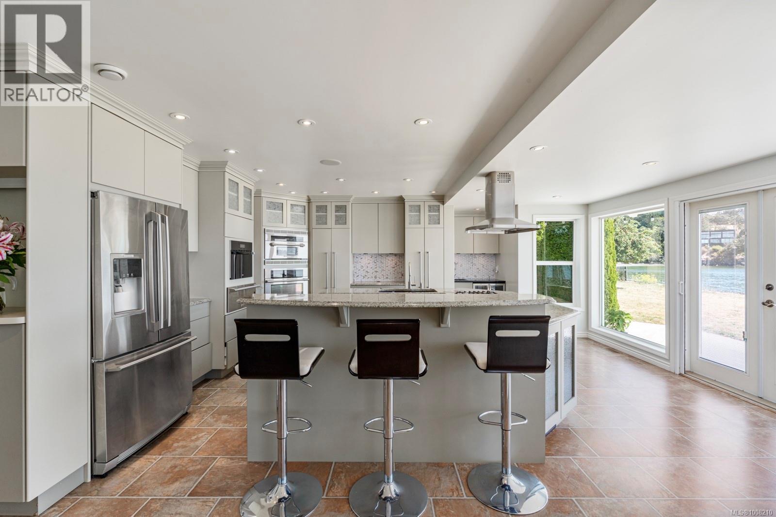 Photo 18 of 3905 B Cadboro Bay Rd, Saanich BC