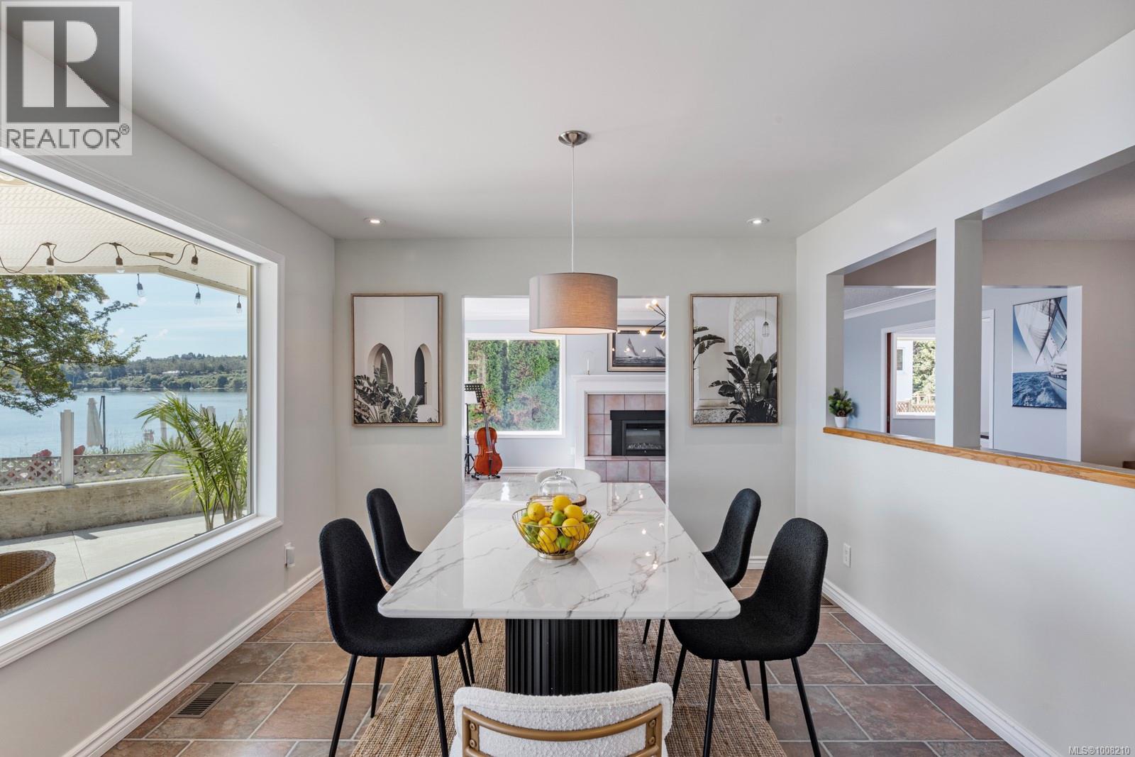 Photo 17 of 3905 B Cadboro Bay Rd, Saanich BC