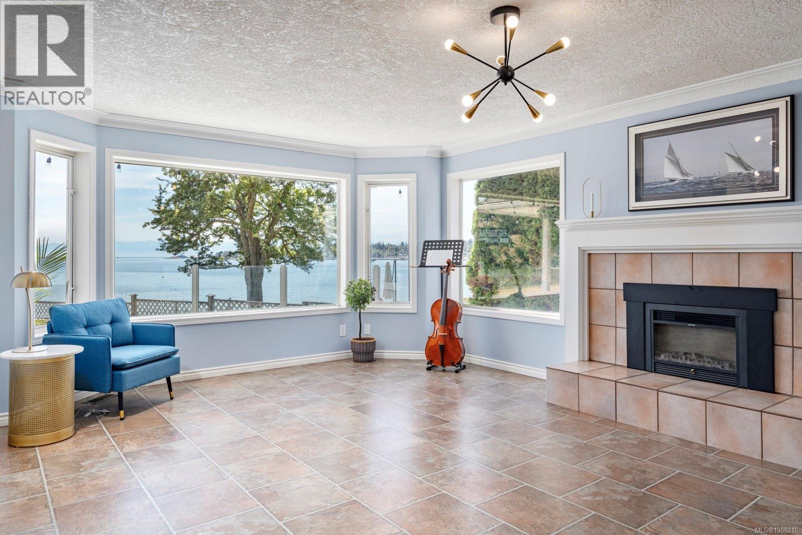 Photo 12 of 3905 B Cadboro Bay Rd, Saanich BC