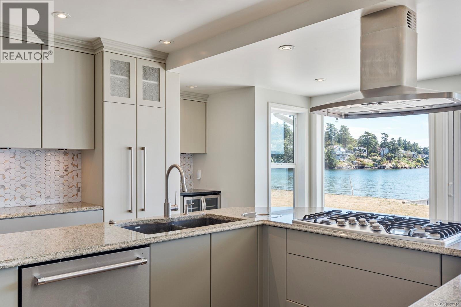 Photo 30 of 3905 B Cadboro Bay Rd, Saanich BC