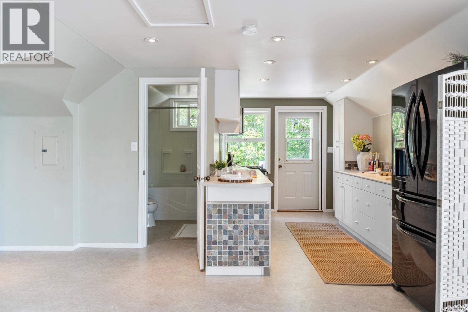 Photo 3 of 3905 B Cadboro Bay Rd, Saanich BC