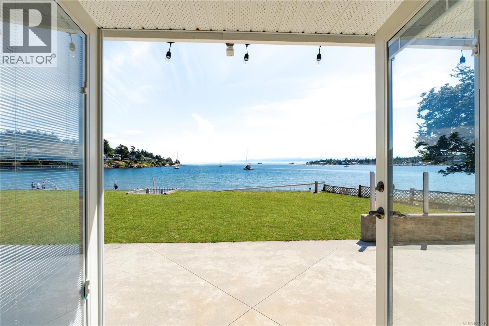 Photo 31 of 3905 B Cadboro Bay Rd, Saanich BC