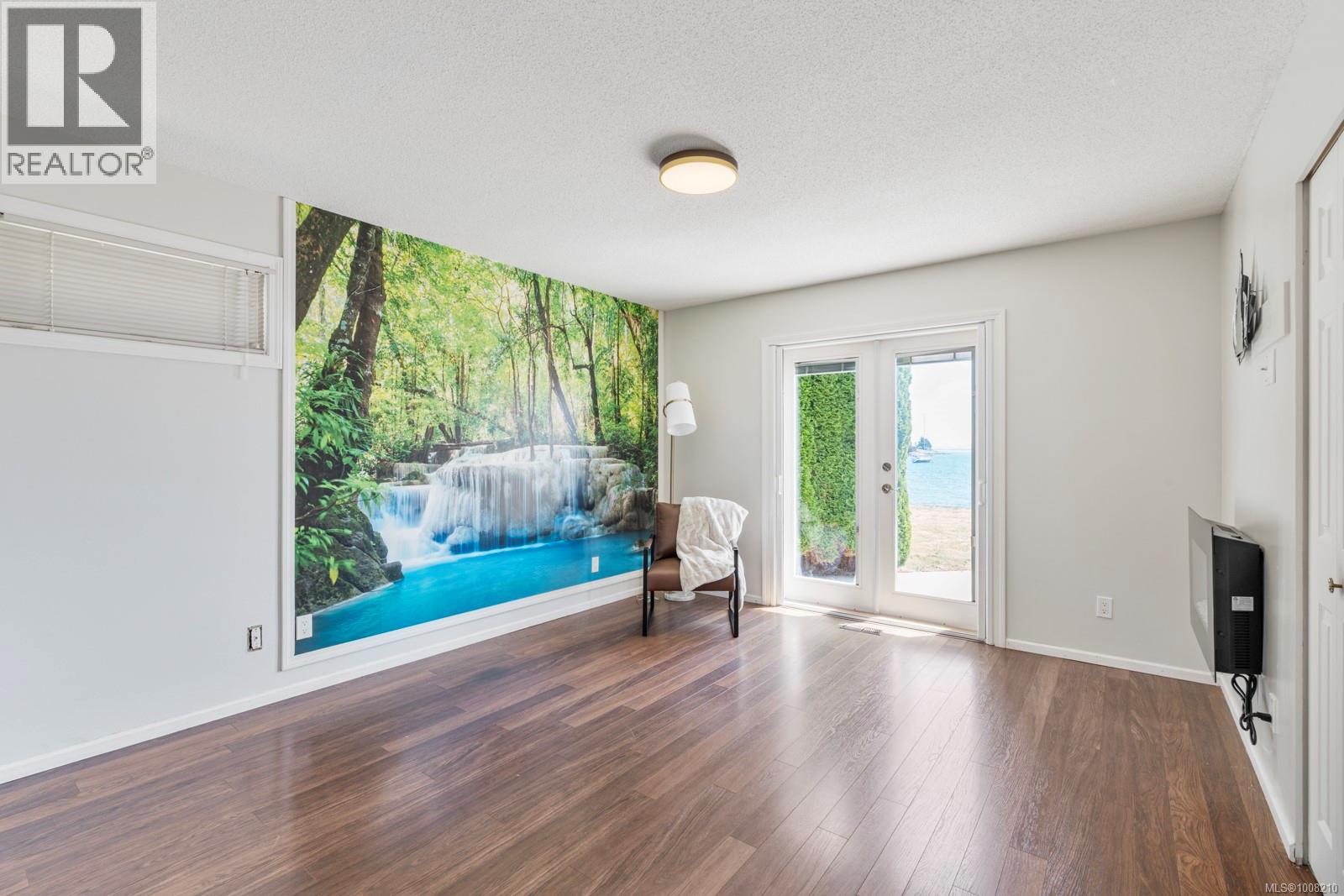 Photo 9 of 3905 B Cadboro Bay Rd, Saanich BC