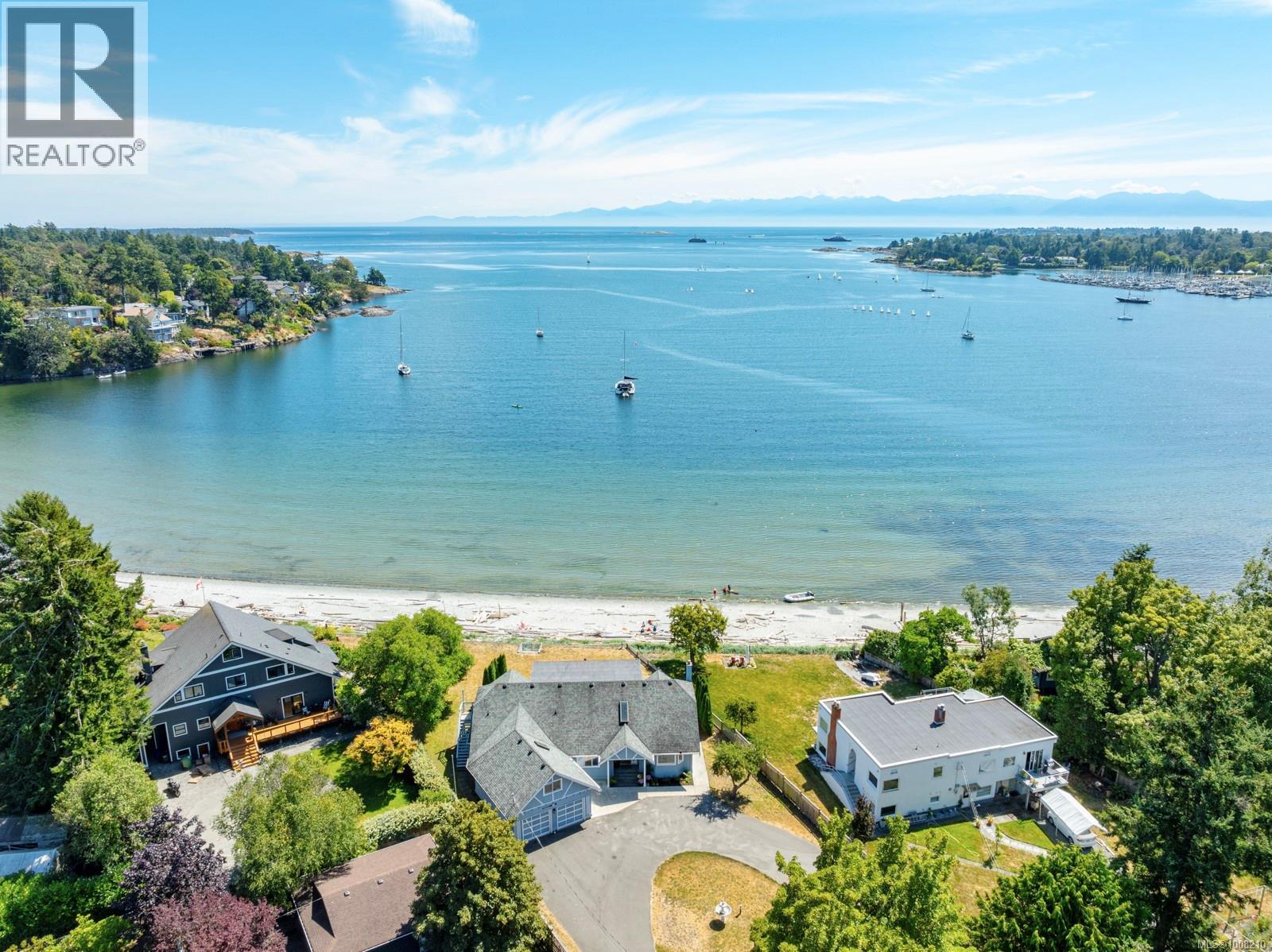 Photo 20 of 3905 B Cadboro Bay Rd, Saanich BC