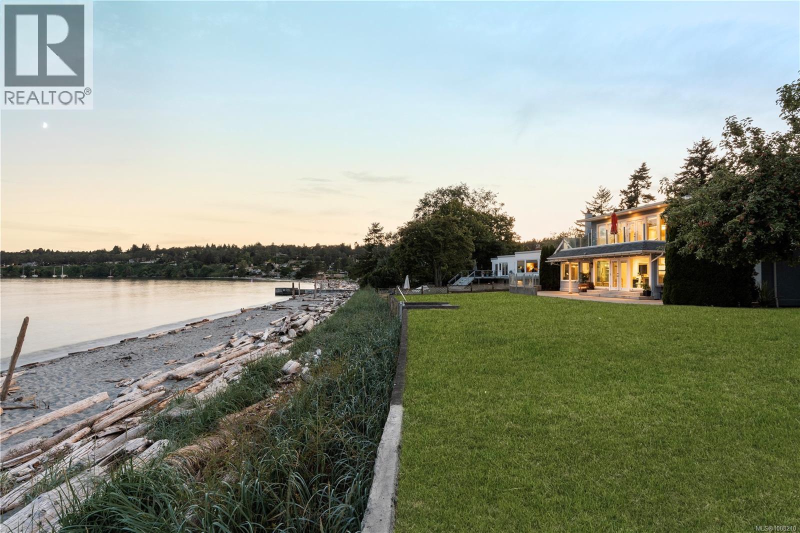 Photo 7 of 3905 B Cadboro Bay Rd, Saanich BC