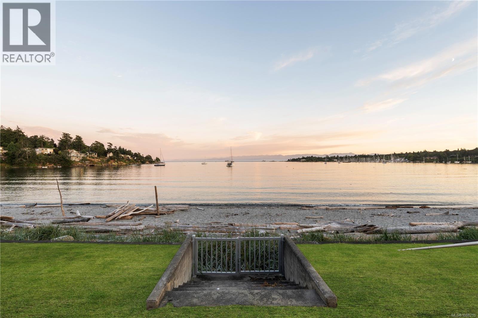 Photo 38 of 3905 B Cadboro Bay Rd, Saanich BC