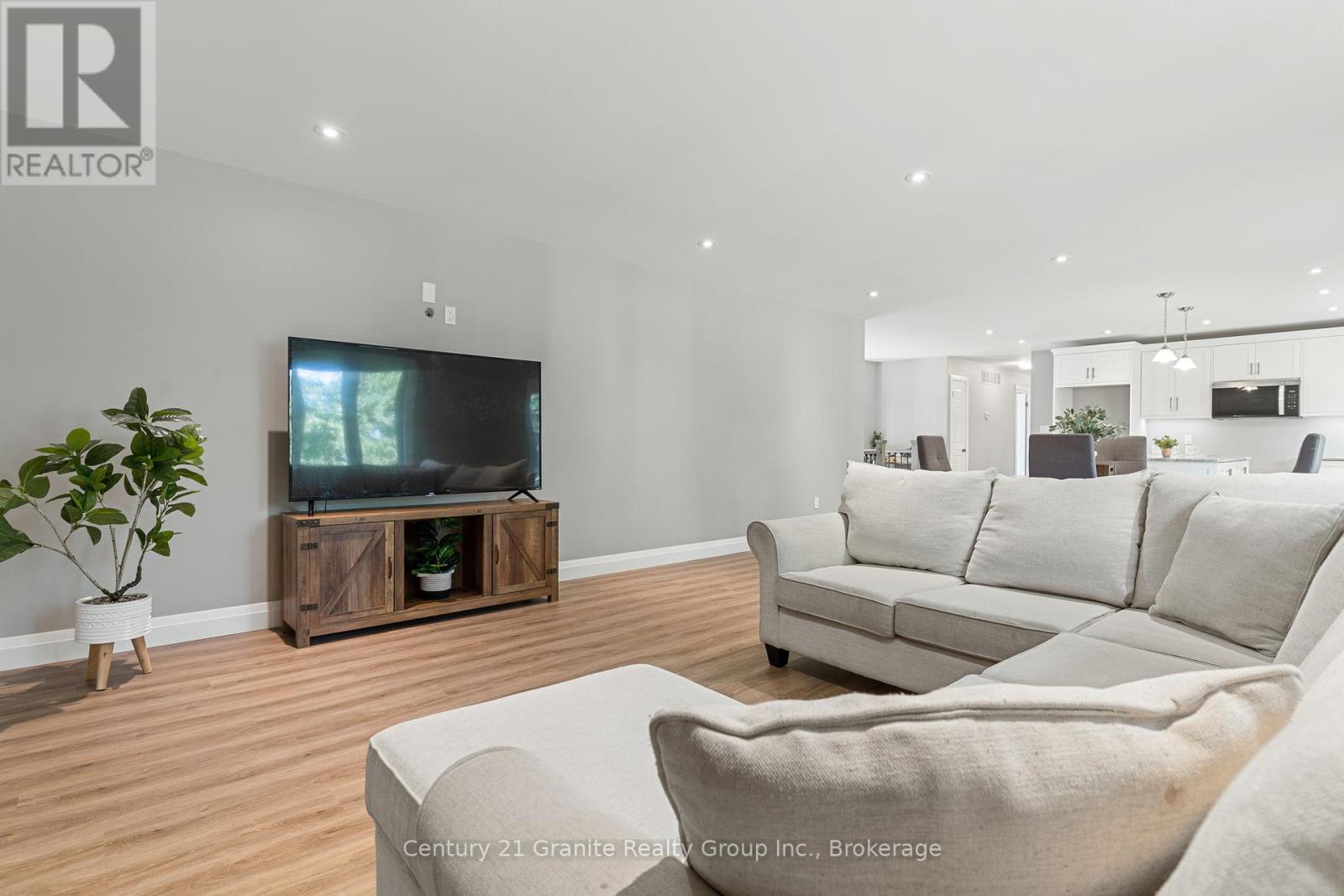 Photo 18 of 7 Marluc Avenue, Minden Hills ON