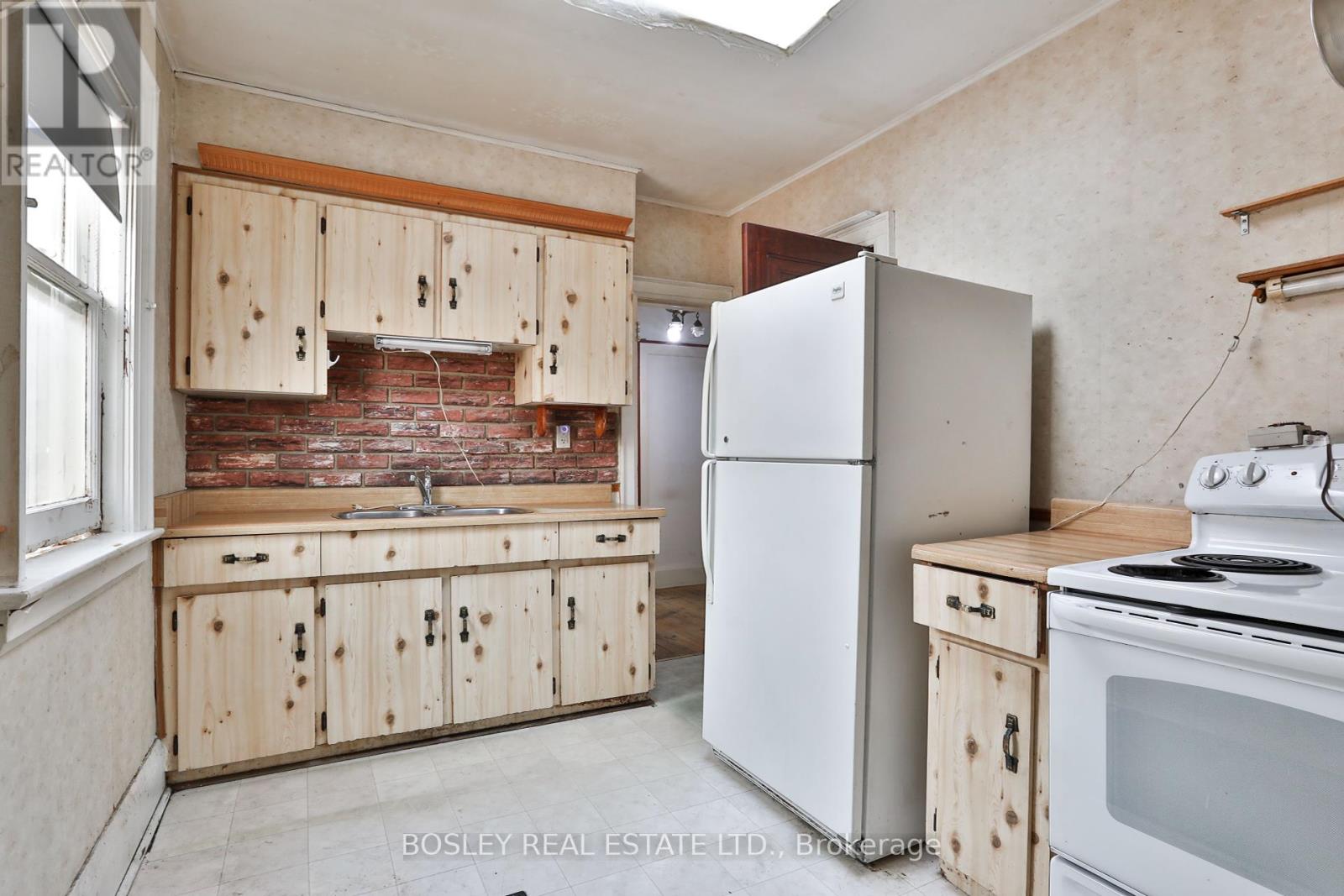 Photo 5 of 15 Whitewood Road, Toronto ON
