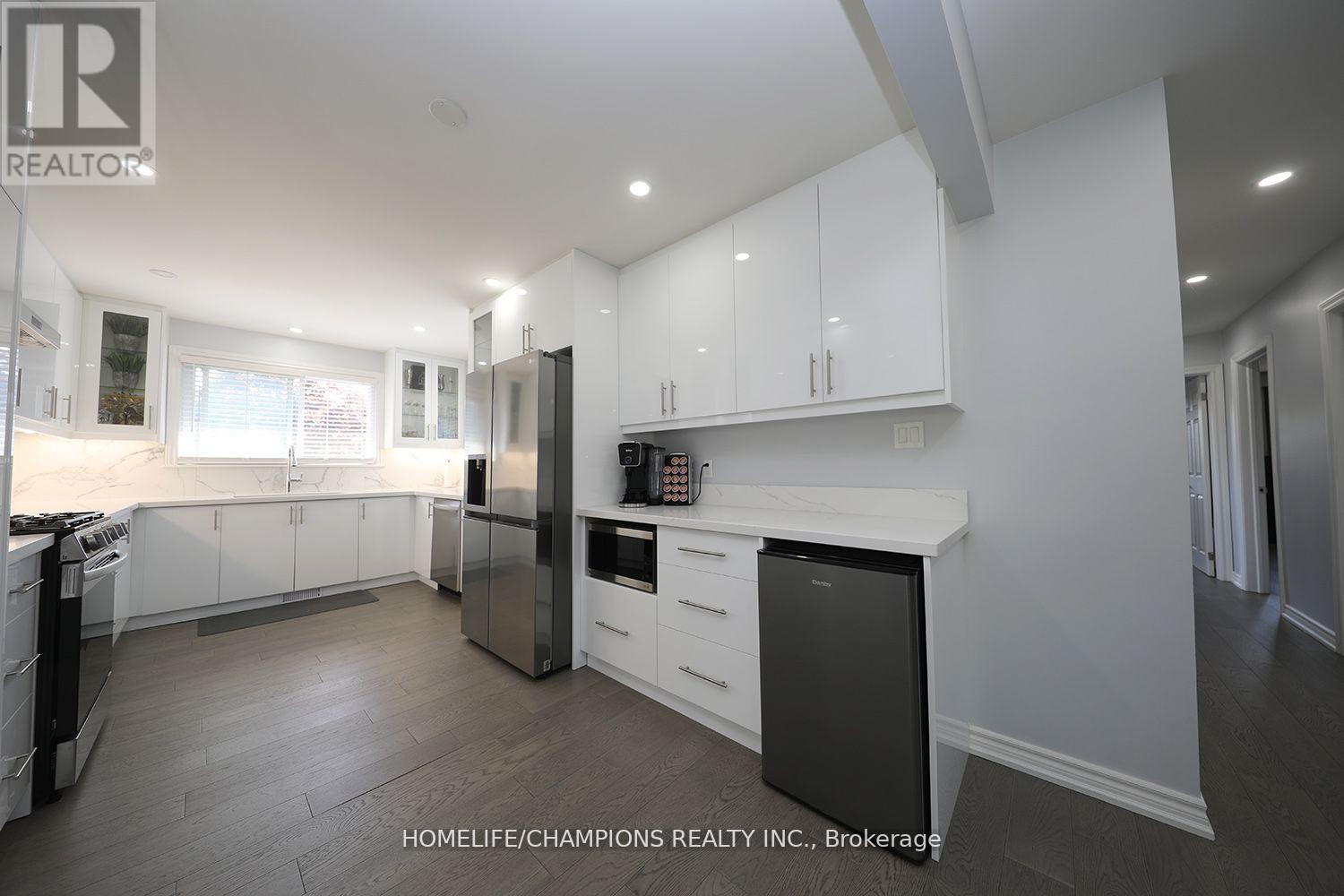 Photo 11 of 646 Chancery Court, Oshawa ON
