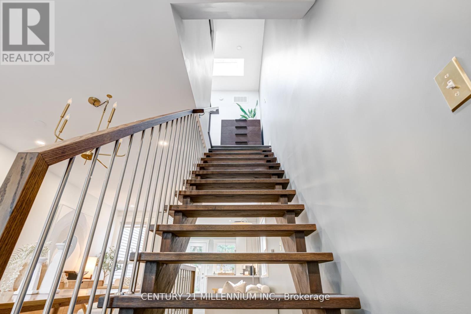 Photo 10 of 634 Woodbine Avenue, Toronto ON