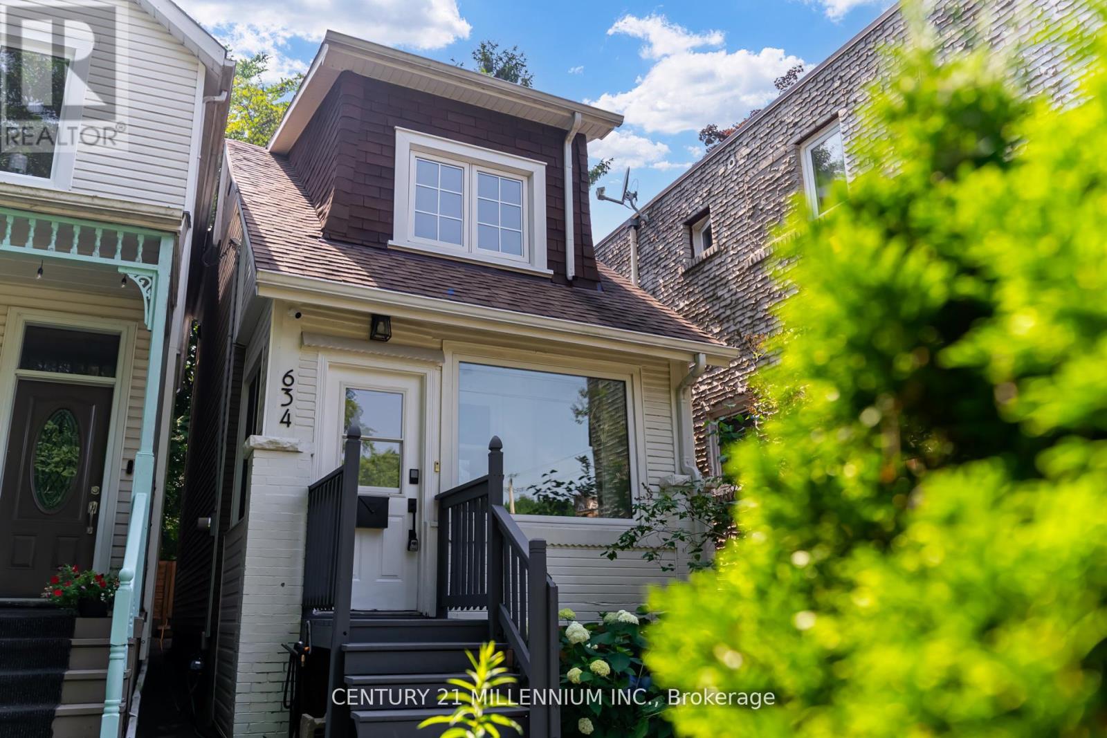 Photo 6 of 634 Woodbine Avenue, Toronto ON