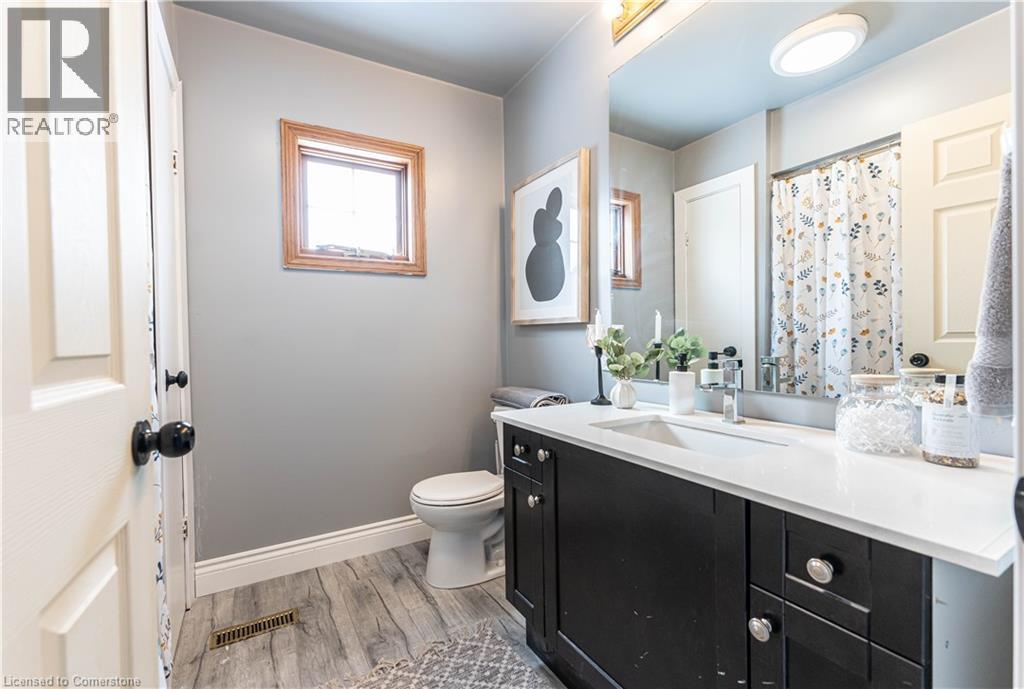 Photo 8 of 421 Nelson Street, Brantford ON