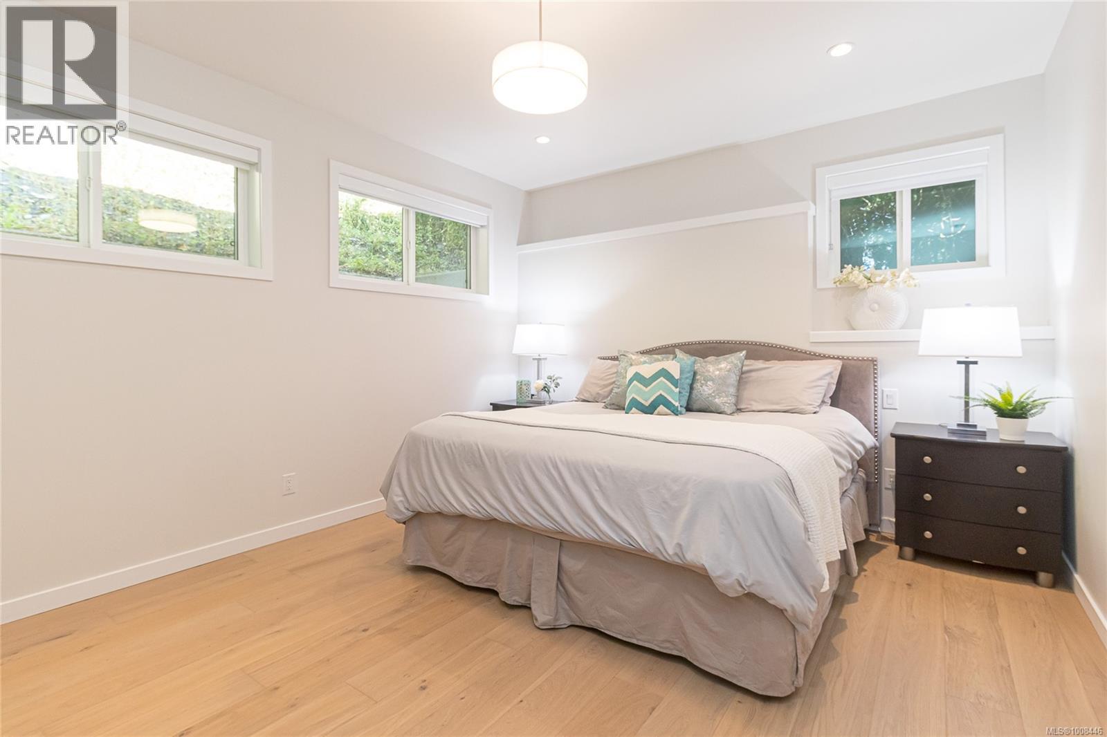 Photo 33 of 840 Haliburton Rd, Saanich BC