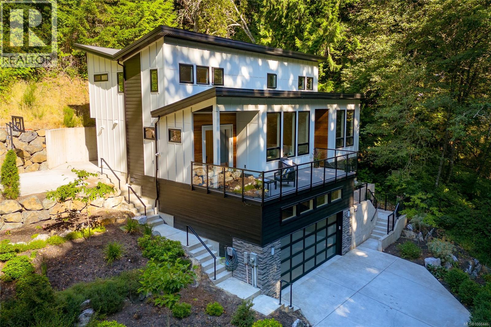 Photo 6 of 840 Haliburton Rd, Saanich BC