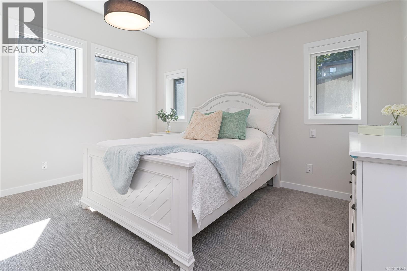 Photo 2 of 840 Haliburton Rd, Saanich BC