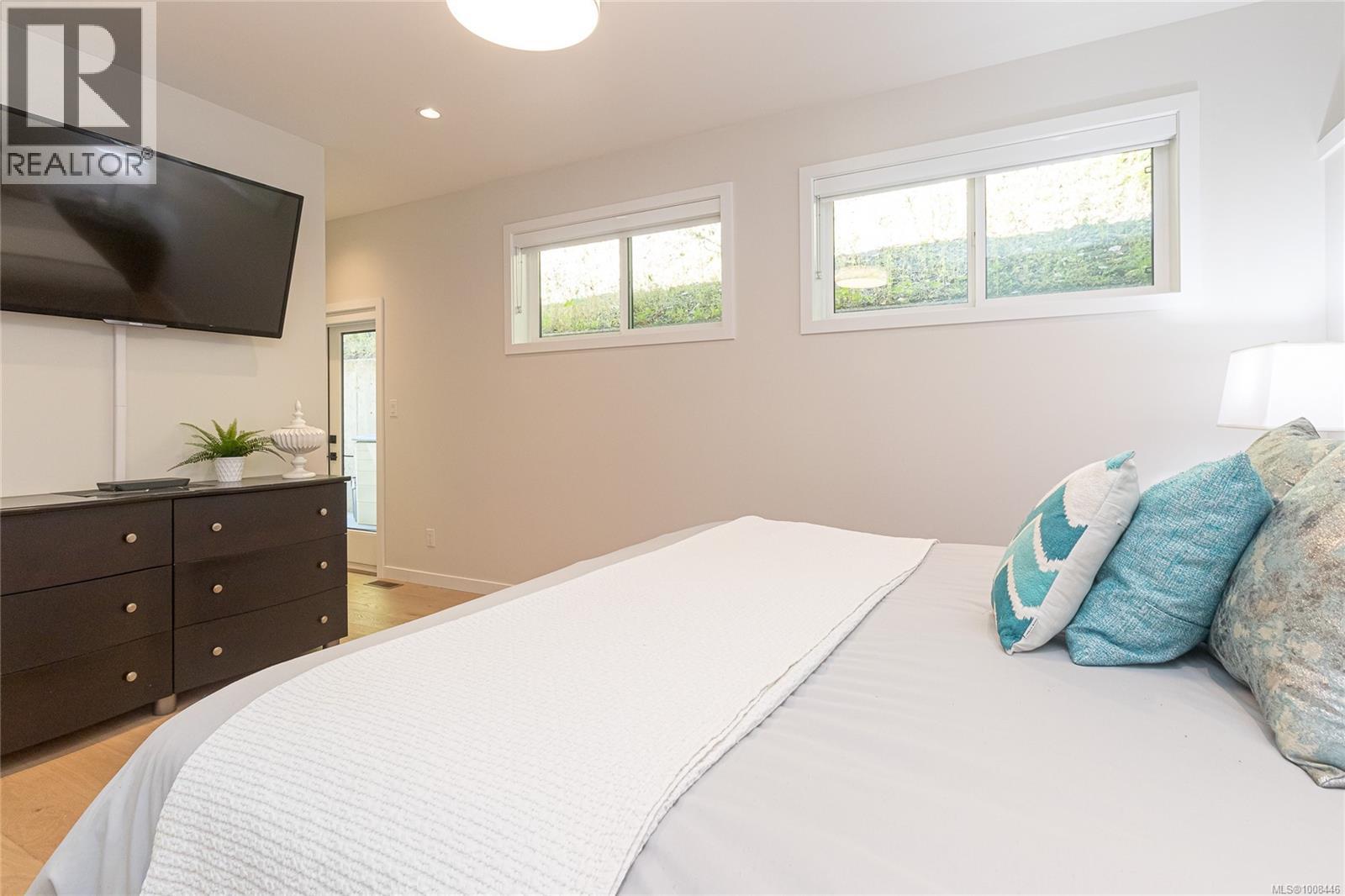 Photo 21 of 840 Haliburton Rd, Saanich BC