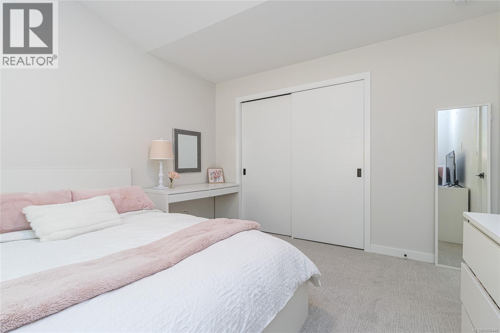 Photo 3 of 840 Haliburton Rd, Saanich BC