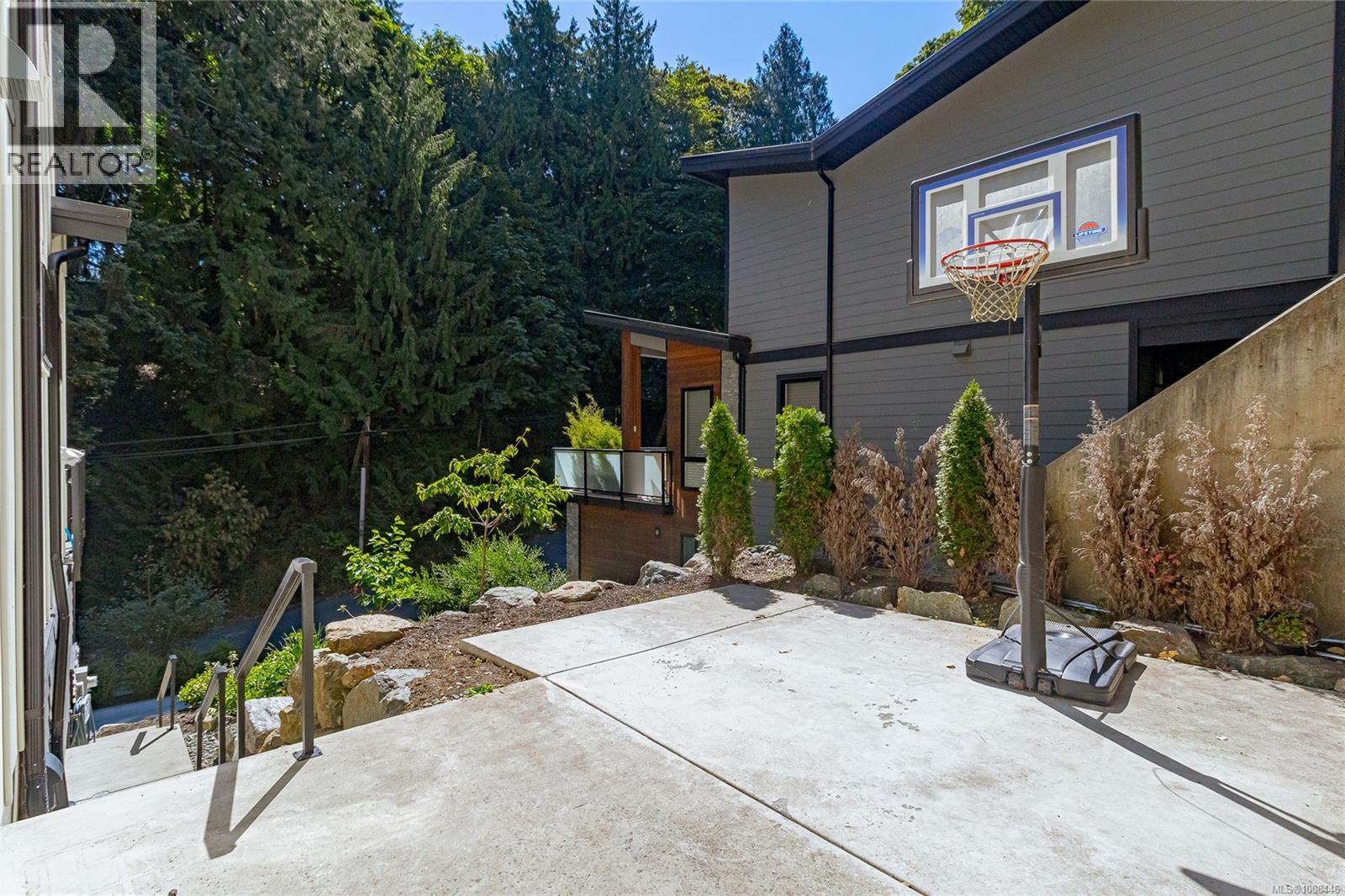 Photo 17 of 840 Haliburton Rd, Saanich BC