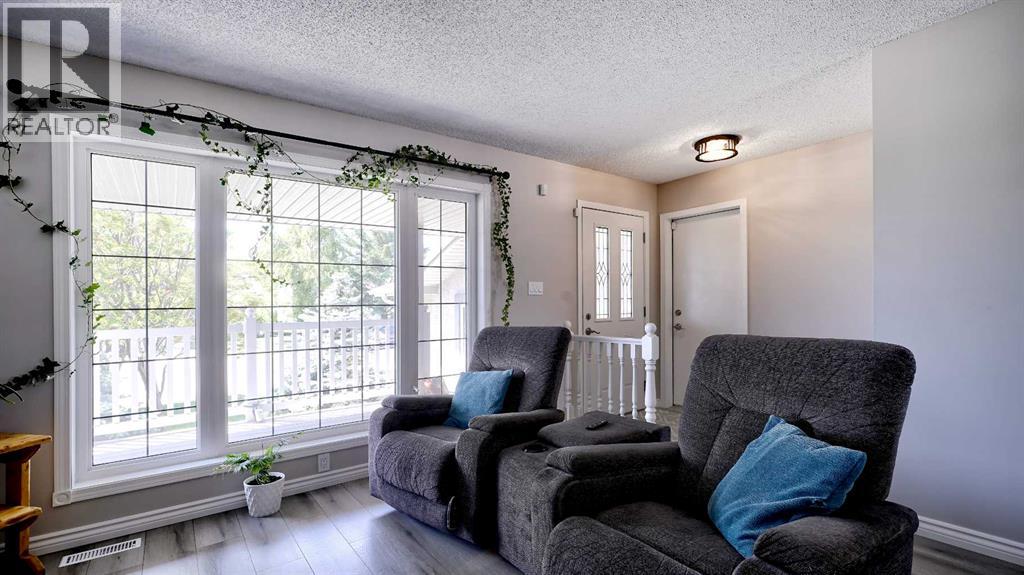 Photo 19 of 78 Athabasca Crescent, Crossfield AB