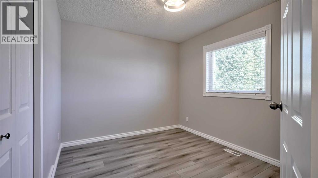 Photo 2 of 78 Athabasca Crescent, Crossfield AB