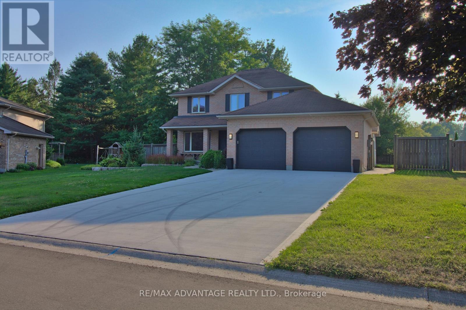 Photo 11 of 21 Village Gate Crescent, Thames Centre ON
