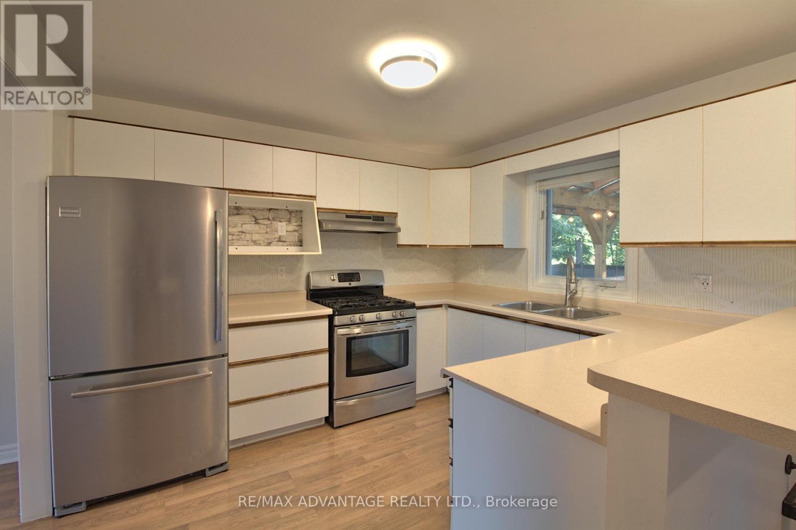 Photo 4 of 21 Village Gate Crescent, Thames Centre ON