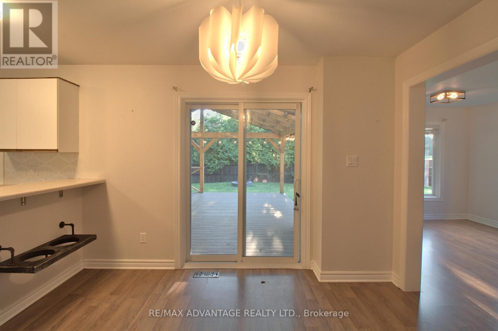 Photo 24 of 21 Village Gate Crescent, Thames Centre ON
