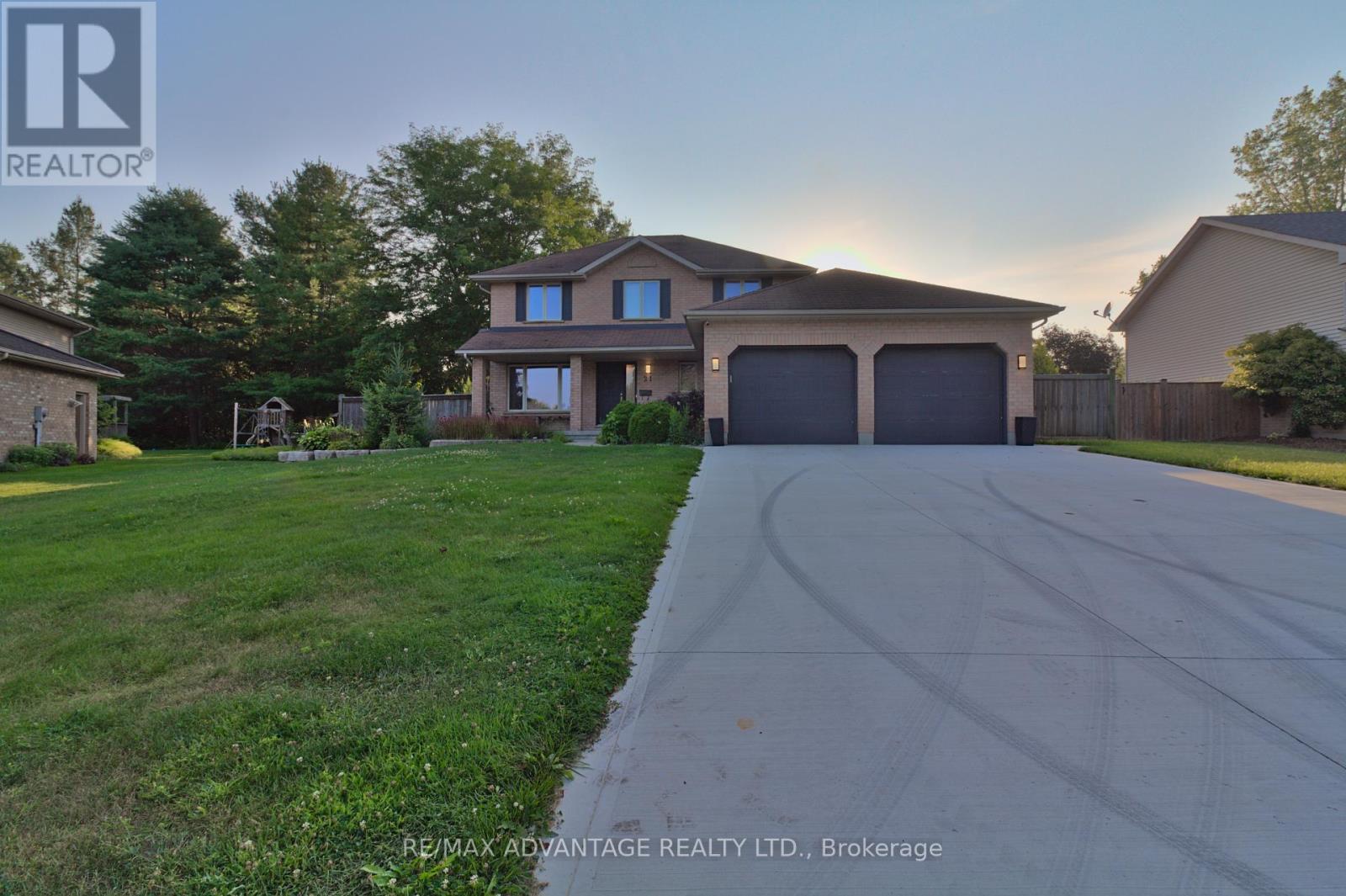 Photo 35 of 21 Village Gate Crescent, Thames Centre ON