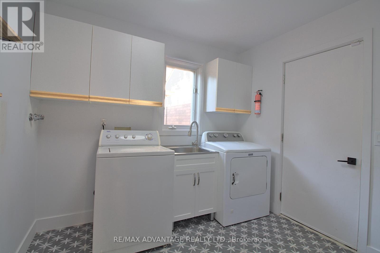 Photo 40 of 21 Village Gate Crescent, Thames Centre ON