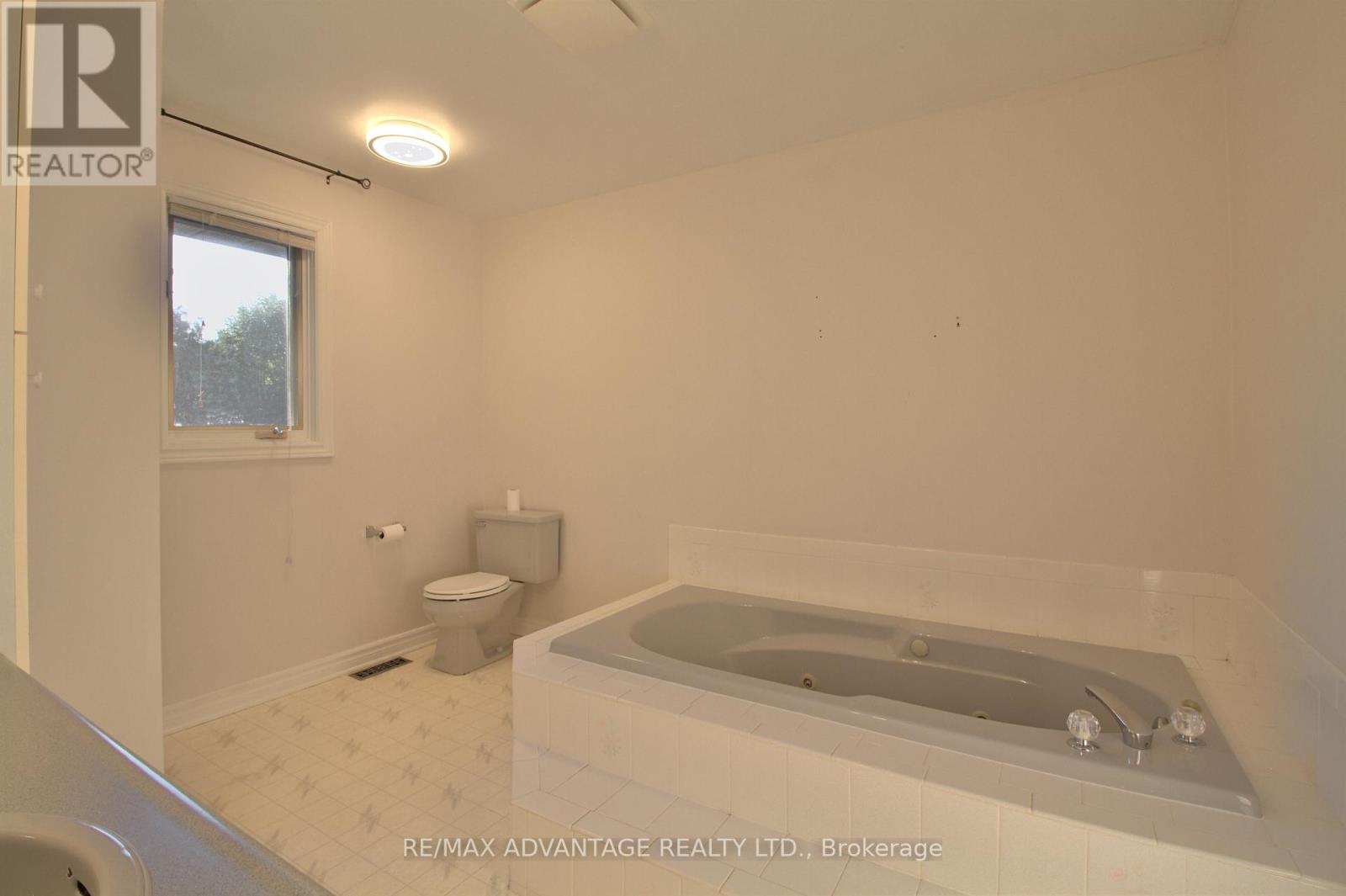 Photo 37 of 21 Village Gate Crescent, Thames Centre ON
