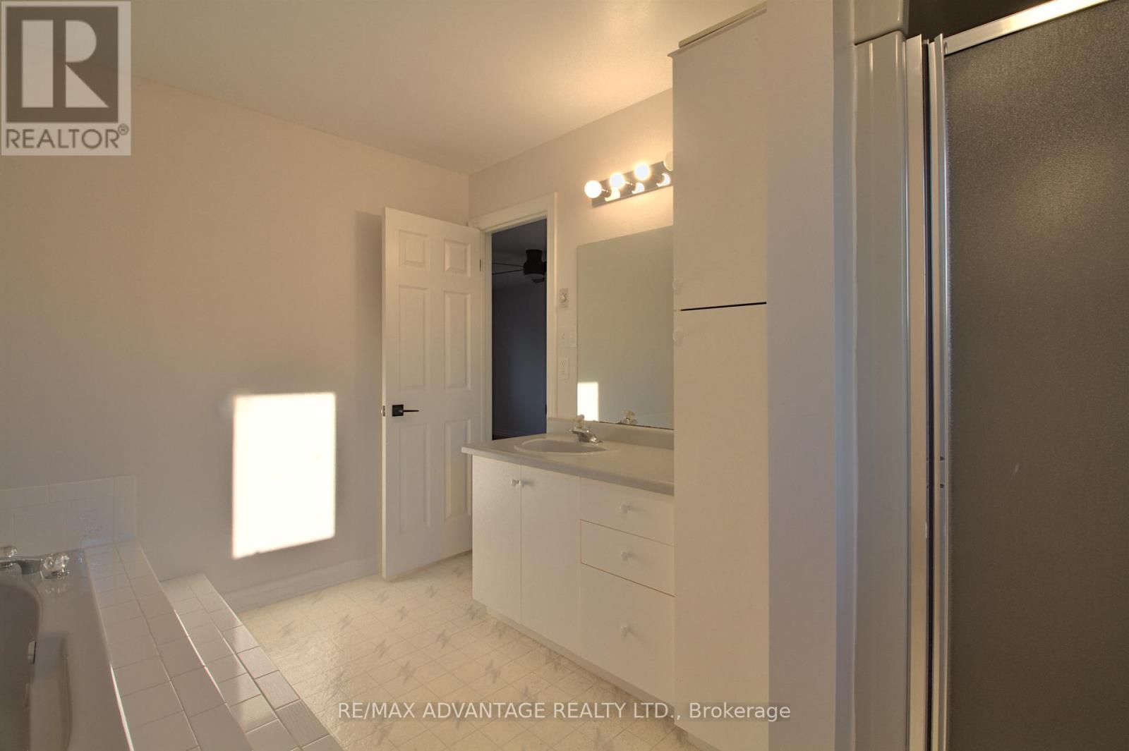 Photo 2 of 21 Village Gate Crescent, Thames Centre ON