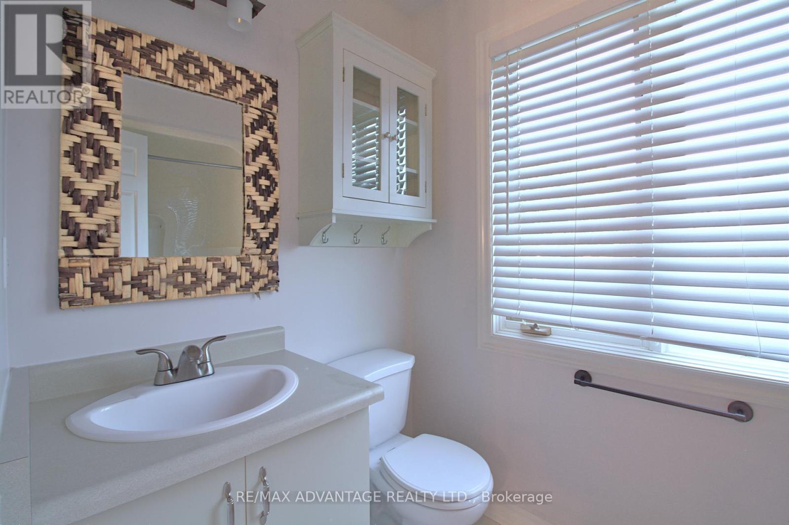 Photo 38 of 21 Village Gate Crescent, Thames Centre ON
