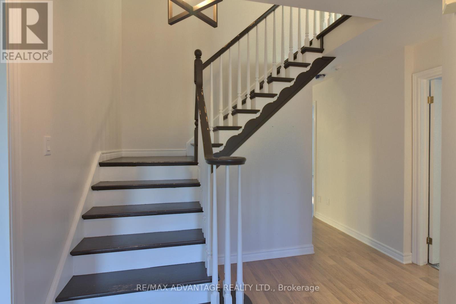 Photo 3 of 21 Village Gate Crescent, Thames Centre ON