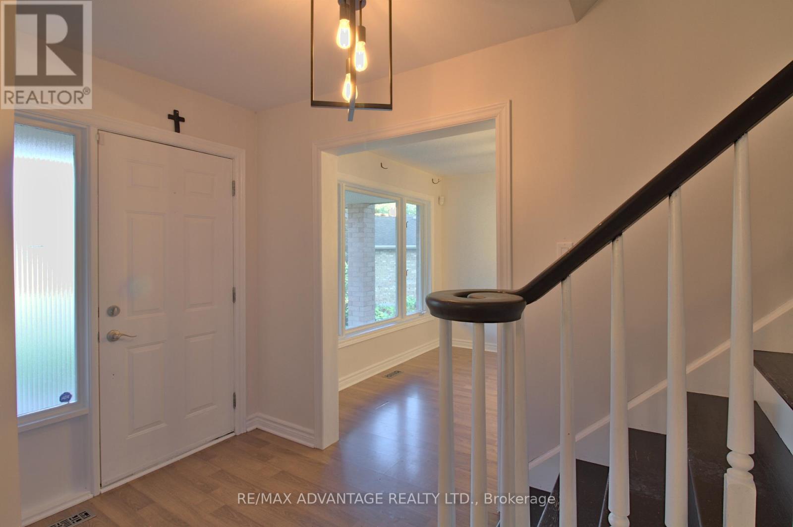 Photo 15 of 21 Village Gate Crescent, Thames Centre ON