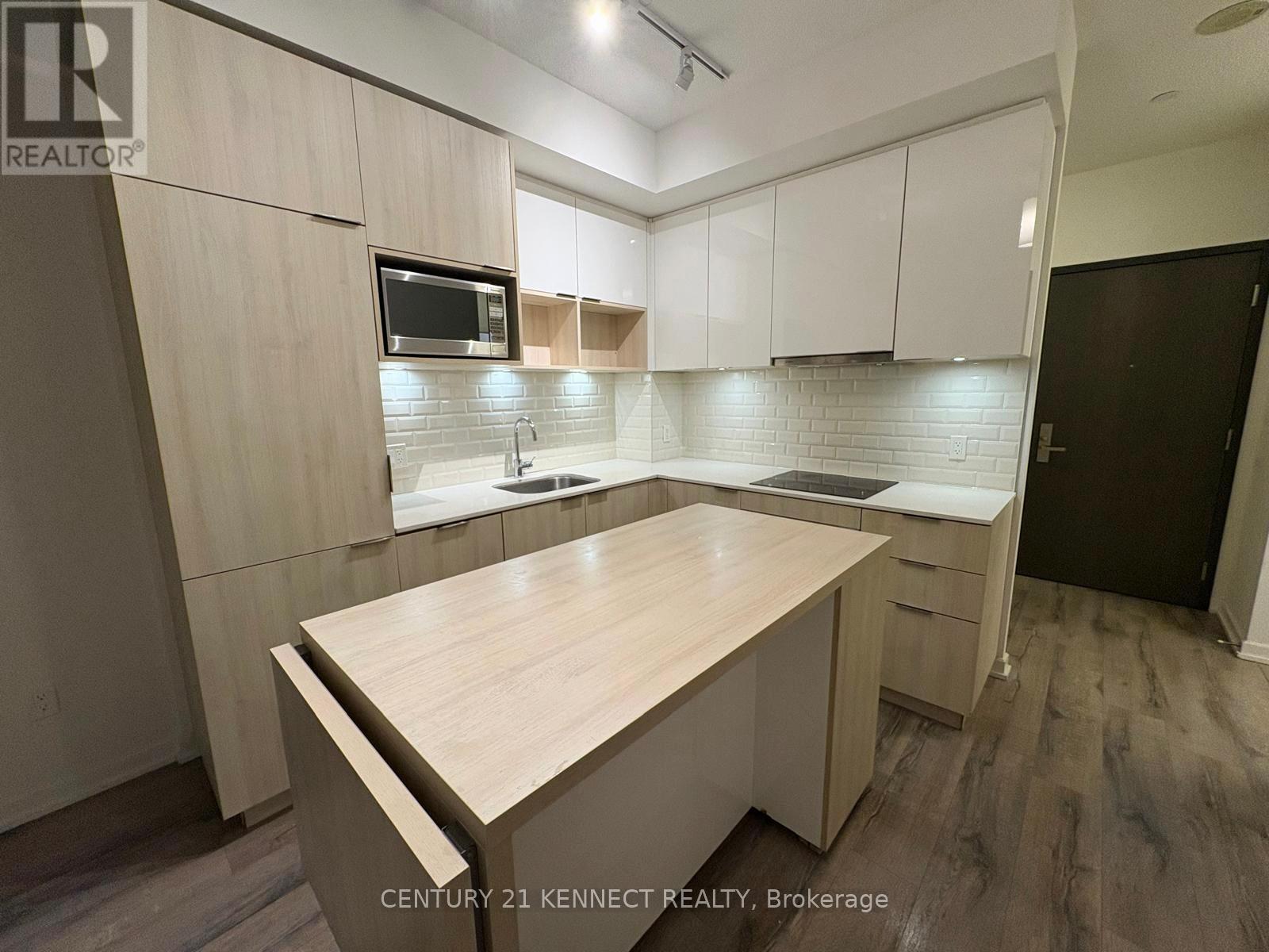 Photo 4 of 613 52 Forest Manor Road, Toronto ON