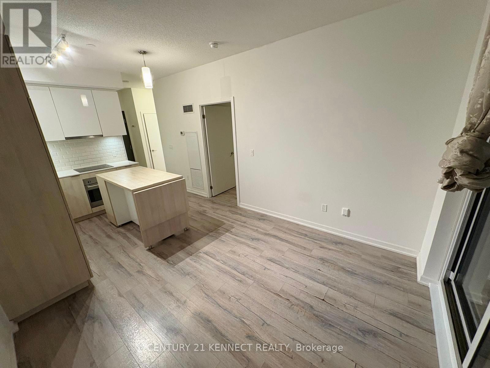 Photo 2 of 613 52 Forest Manor Road, Toronto ON