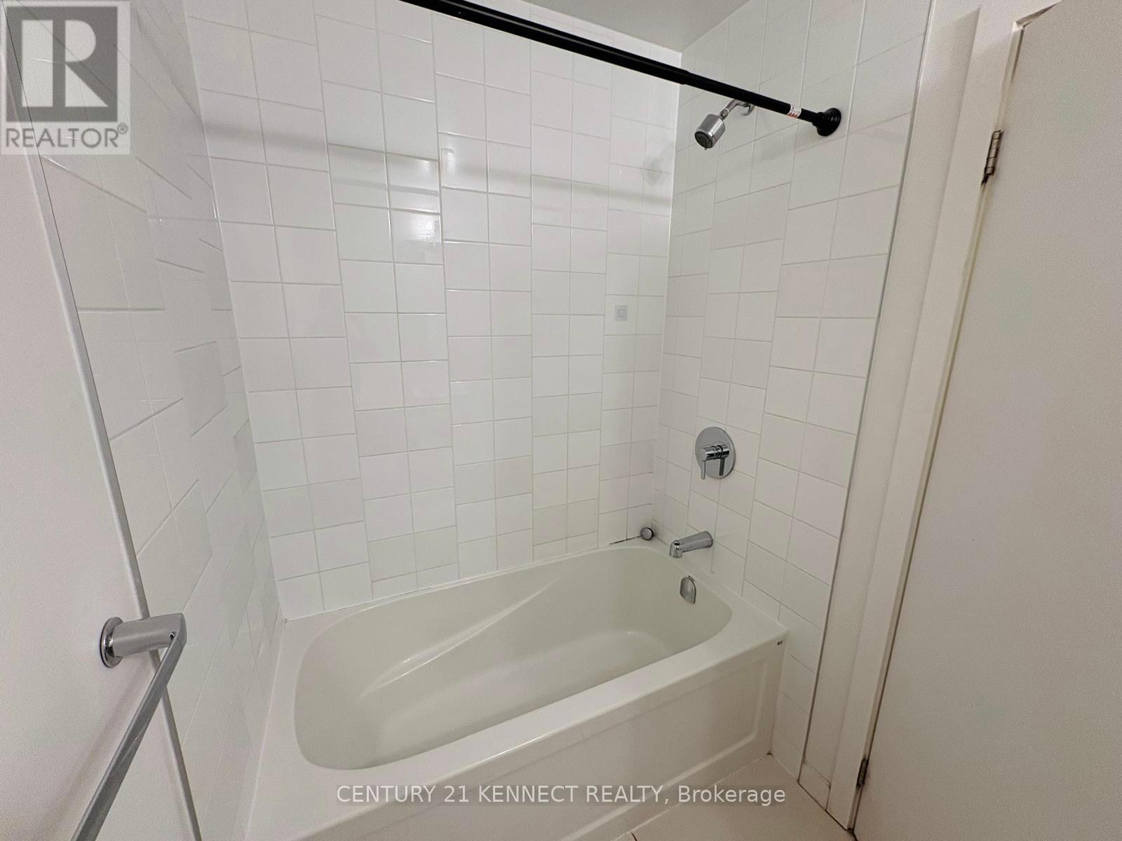 Photo 3 of 613 52 Forest Manor Road, Toronto ON