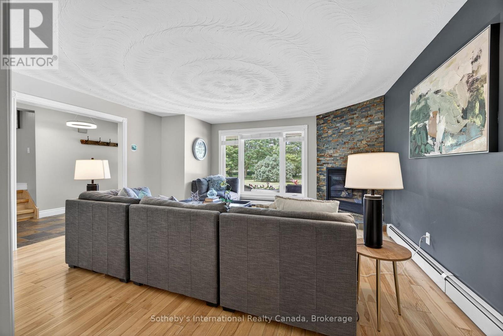 Photo 17 of 79 Caroline Street W, Clearview ON