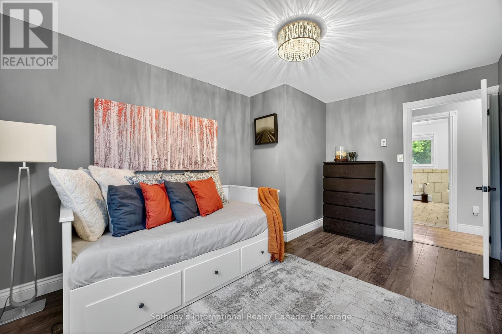 Photo 23 of 79 Caroline Street W, Clearview ON