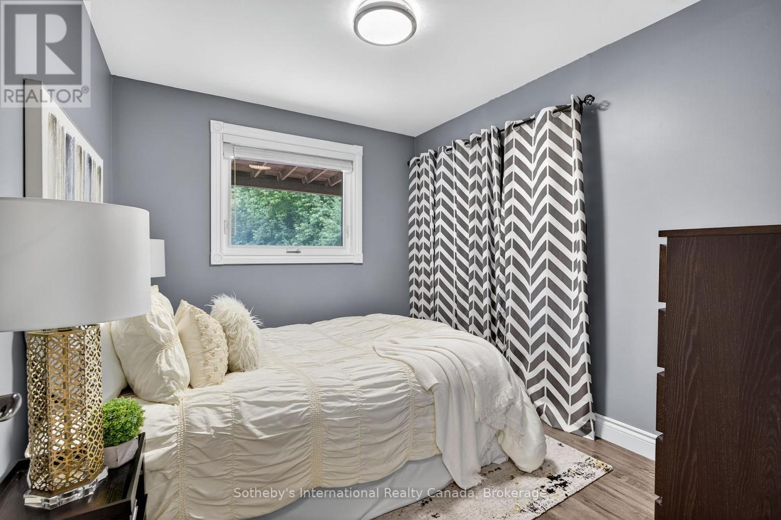 Photo 25 of 79 Caroline Street W, Clearview ON