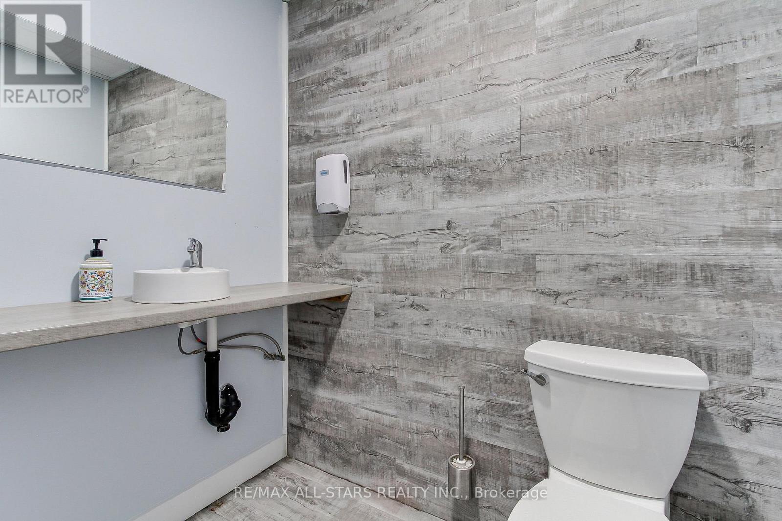 Photo 31 of 1 320 Harry Walker Parkway, Newmarket ON