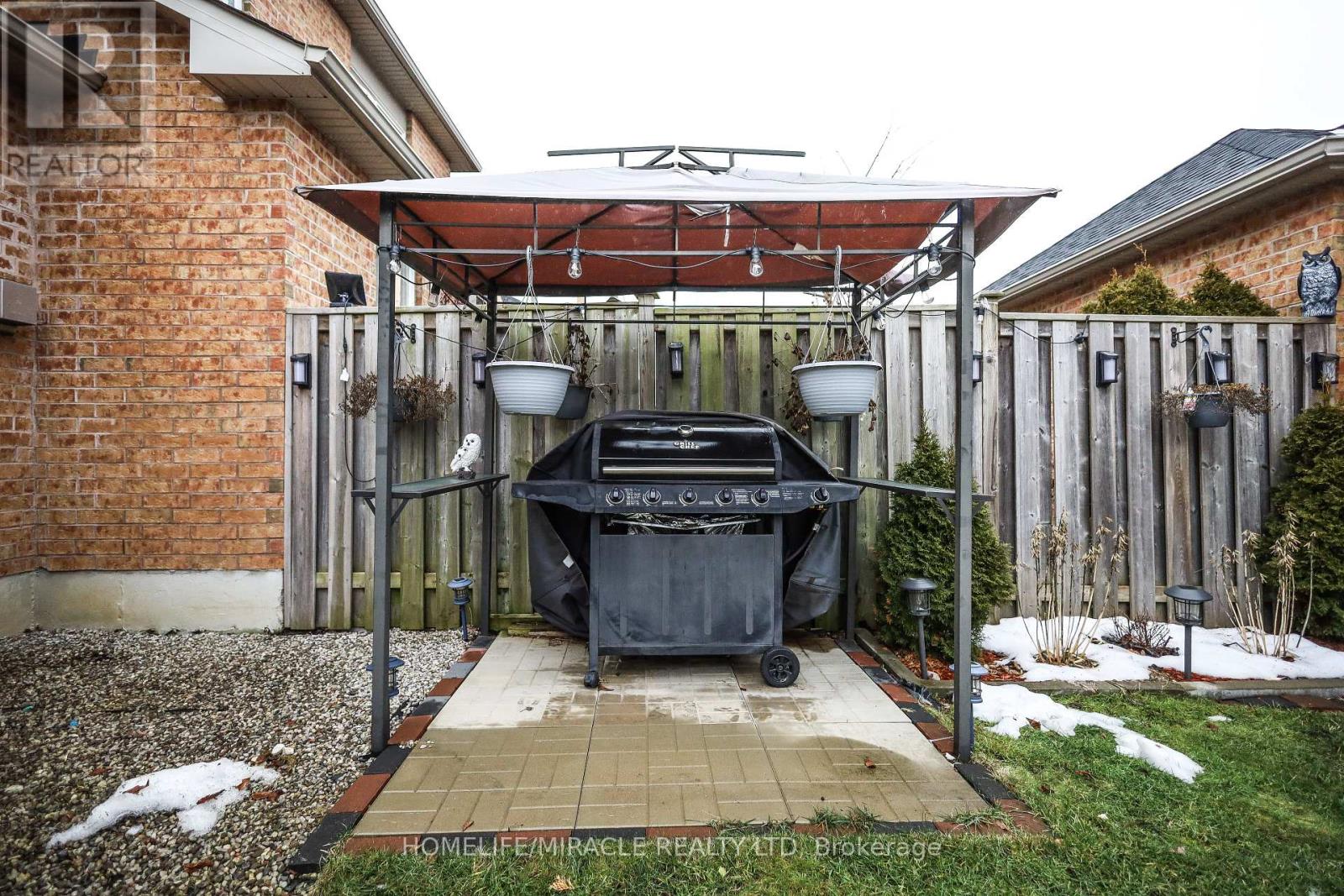 Photo 10 of 73 Andriana Crescent, Markham ON