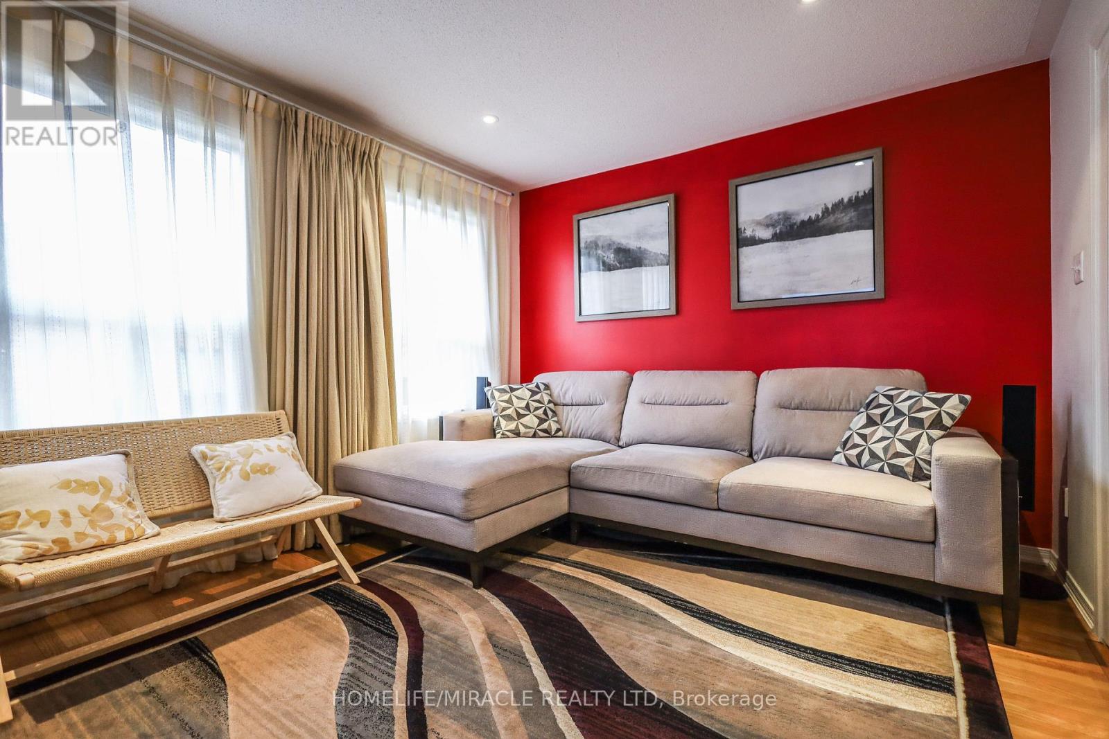 Photo 24 of 73 Andriana Crescent, Markham ON