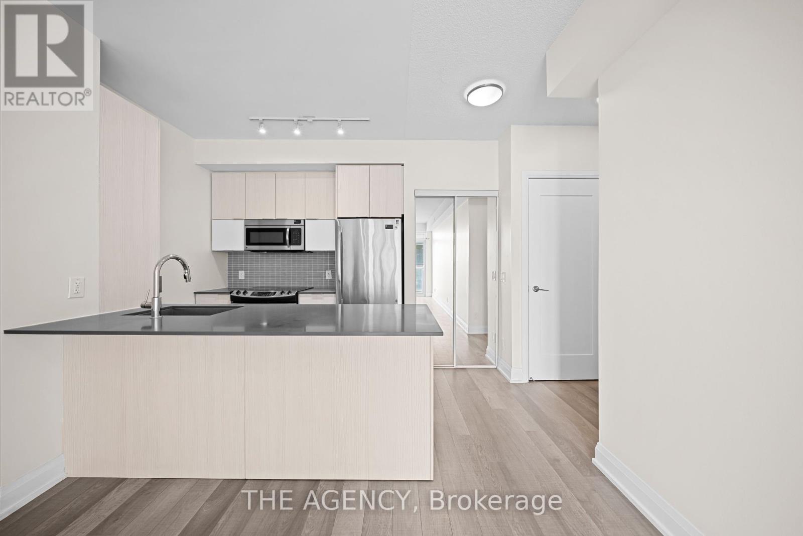 Photo 4 of 3309 56 Annie Craig Drive, Toronto ON