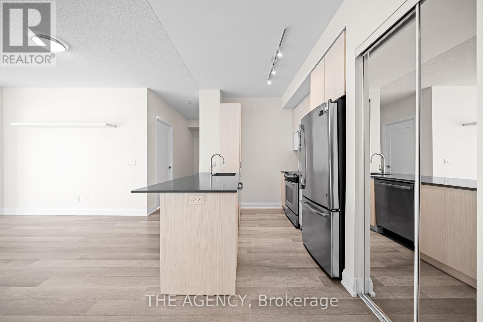 Photo 2 of 3309 56 Annie Craig Drive, Toronto ON